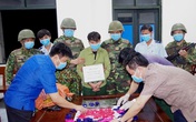 Mặc quân phục "xách" số lượng ma túy lớn qua biên giới Mặc quân phục "xách" số lượng ma túy lớn qua biên giới