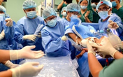 Thủ tướng chúc mừng kíp mổ cặp song sinh dính liền ở TP HCM Thủ tướng chúc mừng kíp mổ cặp song sinh dính liền ở TP HCM