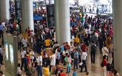 Nữ hành khách bị túm tóc, đánh tại sân bay Tân Sơn Nhất Nữ hành khách bị túm tóc, đánh tại sân bay Tân Sơn Nhất