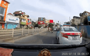 Bị taxi tạt đầu gây hấn, xe con tăng tốc và pha "mèo vờn chuột" gay cấn như phim hành động Bị taxi tạt đầu gây hấn, xe con tăng tốc và pha "mèo vờn chuột" gay cấn như phim hành động