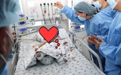 Bé Diệu Nhi nhoẻn cười khi Phó Chủ tịch nước lắc đồ chơi động viên "Cố lên nha con!" Bé Diệu Nhi nhoẻn cười khi Phó Chủ tịch nước lắc đồ chơi động viên "Cố lên nha con!"