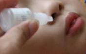 Mẹ nhỏ nhầm thuốc tẩy nốt ruồi vào mũi con Mẹ nhỏ nhầm thuốc tẩy nốt ruồi vào mũi con