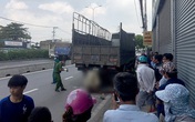 TP.HCM: Nam thanh niên và xe máy dính chặt vào đuôi xe tải sau cú tông cực mạnh TP.HCM: Nam thanh niên và xe máy dính chặt vào đuôi xe tải sau cú tông cực mạnh