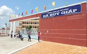 Nam sinh lớp 10 nhảy từ lầu 3 xuống đất Nam sinh lớp 10 nhảy từ lầu 3 xuống đất