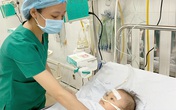 Bé 12 tháng tuổi suýt mất mạng do nghẹn quả chôm chôm Bé 12 tháng tuổi suýt mất mạng do nghẹn quả chôm chôm
