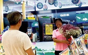 Xúc động với hình ảnh chú phụ hồ già loay hoay chụp ảnh cho vợ trong siêu thị điện máy, lương 6 triệu dành hẳn 3 triệu mua điện thoại cho bà xã Xúc động với hình ảnh chú phụ hồ già loay hoay chụp ảnh cho vợ trong siêu thị điện máy, lương 6 triệu dành hẳn 3 triệu mua điện thoại cho bà xã