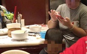 Thực khách cho con đi vệ sinh vào bát ăn của nhà hàng và những nguyên tắc ăn uống lịch sự ở nhà hàng ai cũng nên biết Thực khách cho con đi vệ sinh vào bát ăn của nhà hàng và những nguyên tắc ăn uống lịch sự ở nhà hàng ai cũng nên biết