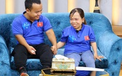 Tình yêu của anh vận động viên và người vợ hát rong cao 1m Tình yêu của anh vận động viên và người vợ hát rong cao 1m