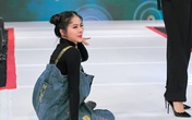 Vừa bê khay nước vừa catwalk, Vân Trang "ngã sấp mặt" trên sân khấu Vừa bê khay nước vừa catwalk, Vân Trang "ngã sấp mặt" trên sân khấu