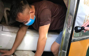 Tránh cách ly y tế, 3 công dân trốn trong hầm xe khách khi nhập cảnh Tránh cách ly y tế, 3 công dân trốn trong hầm xe khách khi nhập cảnh
