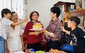 Đan Trường hạnh phúc tổ chức sinh nhật mừng tuổi mẹ Đan Trường hạnh phúc tổ chức sinh nhật mừng tuổi mẹ