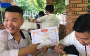 Lần đầu được "Học sinh tiên tiến", nam sinh sướng quá đem khoe cả thế giới nhưng khổ nhất là nhân vật này, đang lơ tự dưng bị lên hình Lần đầu được "Học sinh tiên tiến", nam sinh sướng quá đem khoe cả thế giới nhưng khổ nhất là nhân vật này, đang lơ tự dưng bị lên hình
