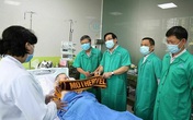 Ba bác sĩ đi kèm bệnh nhân phi công về Anh Ba bác sĩ đi kèm bệnh nhân phi công về Anh