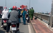 Một thanh niên bỏ lại balo và đôi dép trên cầu Bình Triệu rồi nhảy xuống sông Sài Gòn tự tử Một thanh niên bỏ lại balo và đôi dép trên cầu Bình Triệu rồi nhảy xuống sông Sài Gòn tự tử