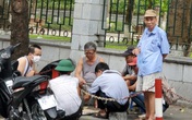 Bất chấp lệnh cấm từ 1/8, người Hà Nội vẫn có chỗ ngồi trà đá, vỉa hè chỉ vắng trước cơn mưa giông bất chợt Bất chấp lệnh cấm từ 1/8, người Hà Nội vẫn có chỗ ngồi trà đá, vỉa hè chỉ vắng trước cơn mưa giông bất chợt