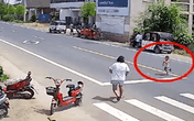 Cậu bé 3 tuổi băng qua đường bị xe tông văng 20 mét, người mẹ chứng kiến toàn bộ sự việc nhưng không thể cứu con Cậu bé 3 tuổi băng qua đường bị xe tông văng 20 mét, người mẹ chứng kiến toàn bộ sự việc nhưng không thể cứu con