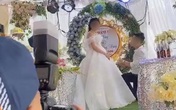 Sơ suất “chí mạng” trên sân khấu kết hôn, chú rể cuống cuồng bỏ chạy để mặc cô dâu đứng một mình Sơ suất “chí mạng” trên sân khấu kết hôn, chú rể cuống cuồng bỏ chạy để mặc cô dâu đứng một mình