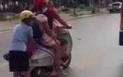 Người đàn ông "đèo" 3 con nhỏ theo kiểu làm xiếc giữa đường, vị trí của bé trai phía sau khiến nhiều người kinh hãi Người đàn ông "đèo" 3 con nhỏ theo kiểu làm xiếc giữa đường, vị trí của bé trai phía sau khiến nhiều người kinh hãi
