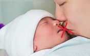 Tạm rời bỏ thói quen ôm hôn để giúp con trẻ an toàn trong mùa COVID-19 Tạm rời bỏ thói quen ôm hôn để giúp con trẻ an toàn trong mùa COVID-19