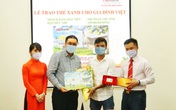 HDBank trao “Thẻ Xanh cho gia đình Việt” cho khách hàng đầu tiên HDBank trao “Thẻ Xanh cho gia đình Việt” cho khách hàng đầu tiên