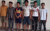 Nhổ nước bọt vào bàn nhậu kế bên rồi kéo đồng bọn tới đâm chết người Nhổ nước bọt vào bàn nhậu kế bên rồi kéo đồng bọn tới đâm chết người