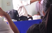 Học sinh tẽn tò vì bị điểm kém nhưng thầy giáo đứng cạnh có pha "tấu hài" mặn chát Học sinh tẽn tò vì bị điểm kém nhưng thầy giáo đứng cạnh có pha "tấu hài" mặn chát