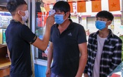 Thực khách Hà Nội được đo thân nhiệt, ngồi cách nhau 1 m Thực khách Hà Nội được đo thân nhiệt, ngồi cách nhau 1 m