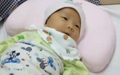 Nữ hộ sinh quỳ gối 25 phút giữ dây rốn cứu thai nhi Nữ hộ sinh quỳ gối 25 phút giữ dây rốn cứu thai nhi