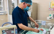 Nhiễm trùng tăng lên, bé sơ sinh bị bỏ rơi dưới khe tường được thay đổi kháng sinh điều trị Nhiễm trùng tăng lên, bé sơ sinh bị bỏ rơi dưới khe tường được thay đổi kháng sinh điều trị