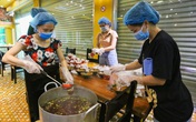 Du khách mắc kẹt nấu hàng nghìn suất cơm ủng hộ tuyến đầu chống dịch Du khách mắc kẹt nấu hàng nghìn suất cơm ủng hộ tuyến đầu chống dịch