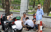 Hà Nội: Thờ ơ với dịch COVID-19, người dân vẫn hút chung 1 chiếc điếu cày ở vỉa hè Hà Nội: Thờ ơ với dịch COVID-19, người dân vẫn hút chung 1 chiếc điếu cày ở vỉa hè
