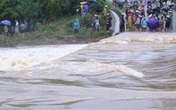 Huy động 300 người tìm kiếm người đàn ông đi xe máy qua tràn bị lũ cuốn trôi Huy động 300 người tìm kiếm người đàn ông đi xe máy qua tràn bị lũ cuốn trôi