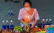 Nữ điều dưỡng bất ngờ được tổ chức sinh nhật trong khu cách ly Nữ điều dưỡng bất ngờ được tổ chức sinh nhật trong khu cách ly