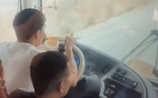 Tài xế xe giường nằm vừa lái xe vừa ăn mì tôm Tài xế xe giường nằm vừa lái xe vừa ăn mì tôm