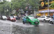 Hệ thống thoát nước bị tắc nghẽn, nhiều tuyến đường ở Hà Nội ngập cục bộ Hệ thống thoát nước bị tắc nghẽn, nhiều tuyến đường ở Hà Nội ngập cục bộ