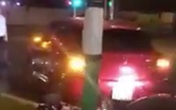 Hà Nội: Xe "điên" lùi giữa ngã tư gây tai nạn liên hoàn rồi rồ ga bỏ chạy Hà Nội: Xe "điên" lùi giữa ngã tư gây tai nạn liên hoàn rồi rồ ga bỏ chạy