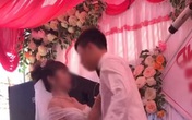 Chú rể "cưỡng hôn" cô dâu trên sân khấu tổ chức hôn lễ khiến MC hoảng hốt: "Chưa, chưa", cả hôn trường thì cười không kìm được Chú rể "cưỡng hôn" cô dâu trên sân khấu tổ chức hôn lễ khiến MC hoảng hốt: "Chưa, chưa", cả hôn trường thì cười không kìm được