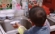 Từ miếng mút tạo bọt mẹ trẻ dạy con cách chơi đùa với chén bát và rửa bát thật sạch để ngon cơm Từ miếng mút tạo bọt mẹ trẻ dạy con cách chơi đùa với chén bát và rửa bát thật sạch để ngon cơm