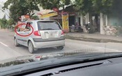Đôi chân xấu xí thò ra ngoài cửa ô tô - hành động của người trong xe khiến tất cả ngán ngẩm Đôi chân xấu xí thò ra ngoài cửa ô tô - hành động của người trong xe khiến tất cả ngán ngẩm