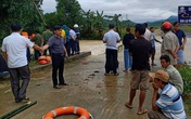 Bão số 5: Dắt xe máy qua cầu tràn, một thanh niên bị nước cuốn trôi Bão số 5: Dắt xe máy qua cầu tràn, một thanh niên bị nước cuốn trôi