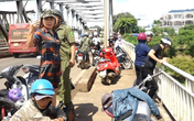 Đang xem cảnh tìm kiếm người mất tích, 1 phụ nữ bất ngờ gieo mình xuống sông Đang xem cảnh tìm kiếm người mất tích, 1 phụ nữ bất ngờ gieo mình xuống sông