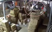 Công an điều tra vụ việc gã đàn ông dùng gậy dài 1m đánh phụ nữ dã man như kẻ thù Công an điều tra vụ việc gã đàn ông dùng gậy dài 1m đánh phụ nữ dã man như kẻ thù
