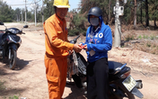 Công nhân điện lực nhặt được tiền, vàng tìm người trả lại Công nhân điện lực nhặt được tiền, vàng tìm người trả lại