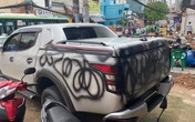 Đỗ xe trước cửa shop thời trang rồi bỏ đi 10 phút, khổ chủ ngỡ ngàng khi chiếc bán tải bỗng "đổi trắng thay đen", dân mạng tranh cãi gay gắt Đỗ xe trước cửa shop thời trang rồi bỏ đi 10 phút, khổ chủ ngỡ ngàng khi chiếc bán tải bỗng "đổi trắng thay đen", dân mạng tranh cãi gay gắt