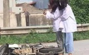 Đang đi học thì xe máy lăn ra đổ giữa đường, 2 nữ sinh lôi điện thoại làm hành động "khó hiểu" Đang đi học thì xe máy lăn ra đổ giữa đường, 2 nữ sinh lôi điện thoại làm hành động "khó hiểu"