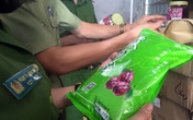 Hà Nội: Gần 10 tấn nguyên liệu làm trà sữa trong kho hàng xập xệ, ẩm ướt Hà Nội: Gần 10 tấn nguyên liệu làm trà sữa trong kho hàng xập xệ, ẩm ướt