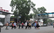 Bất chấp nguy hiểm, người nhà, bệnh nhân viện K – Tân Triều ùn ùn băng qua đường chứ không dùng cầu vượt bộ hành Bất chấp nguy hiểm, người nhà, bệnh nhân viện K – Tân Triều ùn ùn băng qua đường chứ không dùng cầu vượt bộ hành