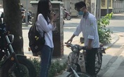 Sự cố ngày khai giảng khiến 2 học sinh đứng ngẩn giữa đường, ai nấy nhìn vào bánh xe cũng sửng sốt Sự cố ngày khai giảng khiến 2 học sinh đứng ngẩn giữa đường, ai nấy nhìn vào bánh xe cũng sửng sốt