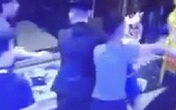Nhóm thanh niên lao đến túm tóc, đánh đập 2 cô gái túi bụi gây phẫn nộ Nhóm thanh niên lao đến túm tóc, đánh đập 2 cô gái túi bụi gây phẫn nộ