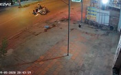 Clip: Đâm trúng xe máy chạy ẩu, thanh niên nằm gục xuống đường khiến tất cả khiếp sợ Clip: Đâm trúng xe máy chạy ẩu, thanh niên nằm gục xuống đường khiến tất cả khiếp sợ